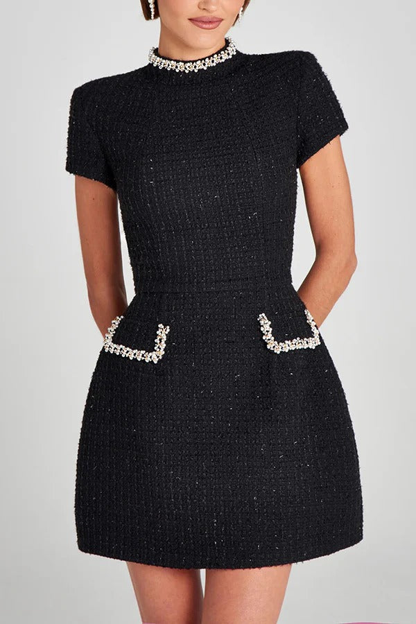Leslie® | Exquisite and playful mini dress made of tweed fabric with beaded trim, short sleeves and pockets