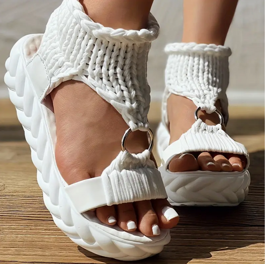 Frieda® | The elegant platform sandals with a crochet pattern